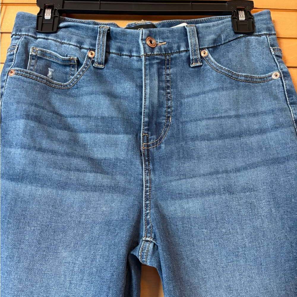 BCBGeneration NWOT Blue Flare Jeans, High Rise Curvy. 5 pockets.Size 7/28 - Picture 2 of 8